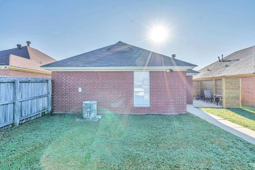 East Escape Villa Montgomery Exterior photo